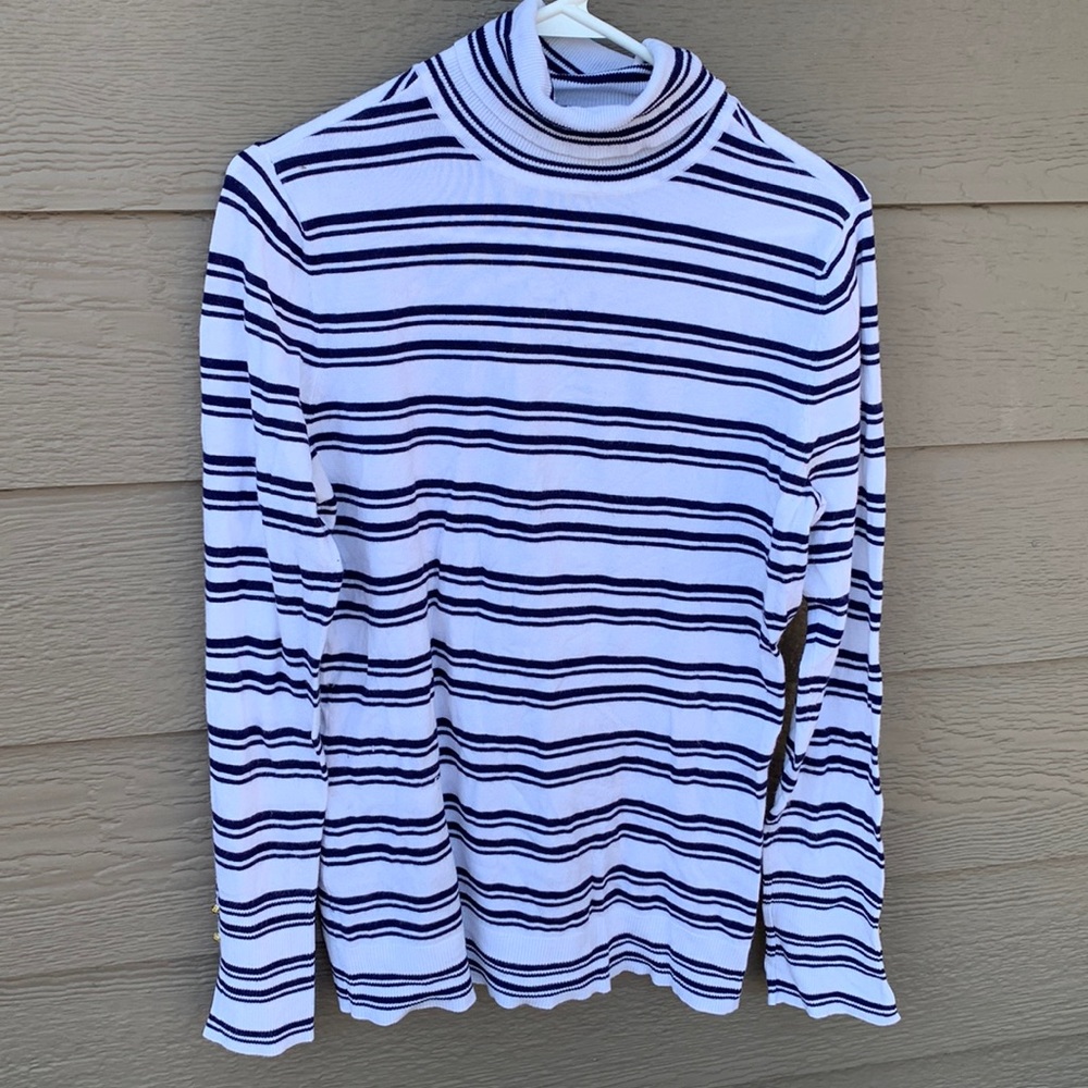 White House Black Market ladies size large long sleeve turtle neck
